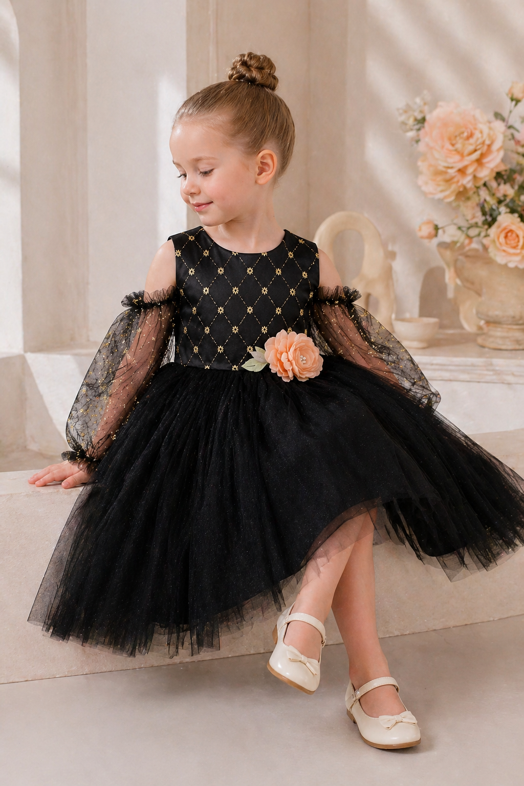 فستان بناتي أسود أنيق بتفاصيل ذهبية 👗✨
