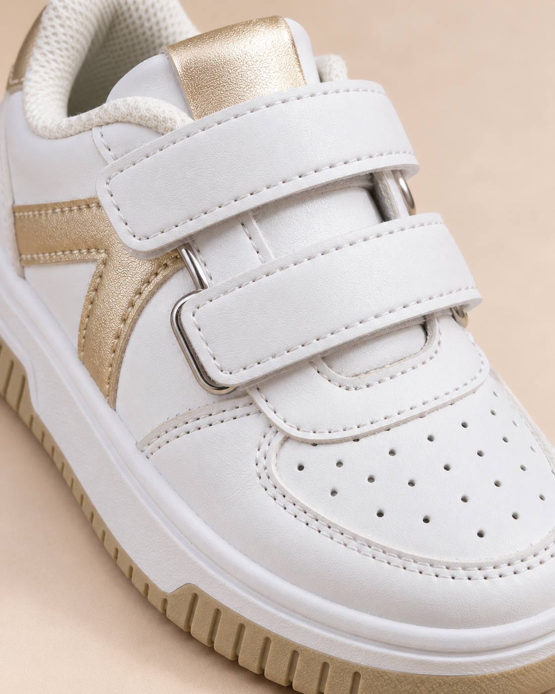 👟 سبرديلة بنات بيضاء وذهبية – من 25 حتى 35