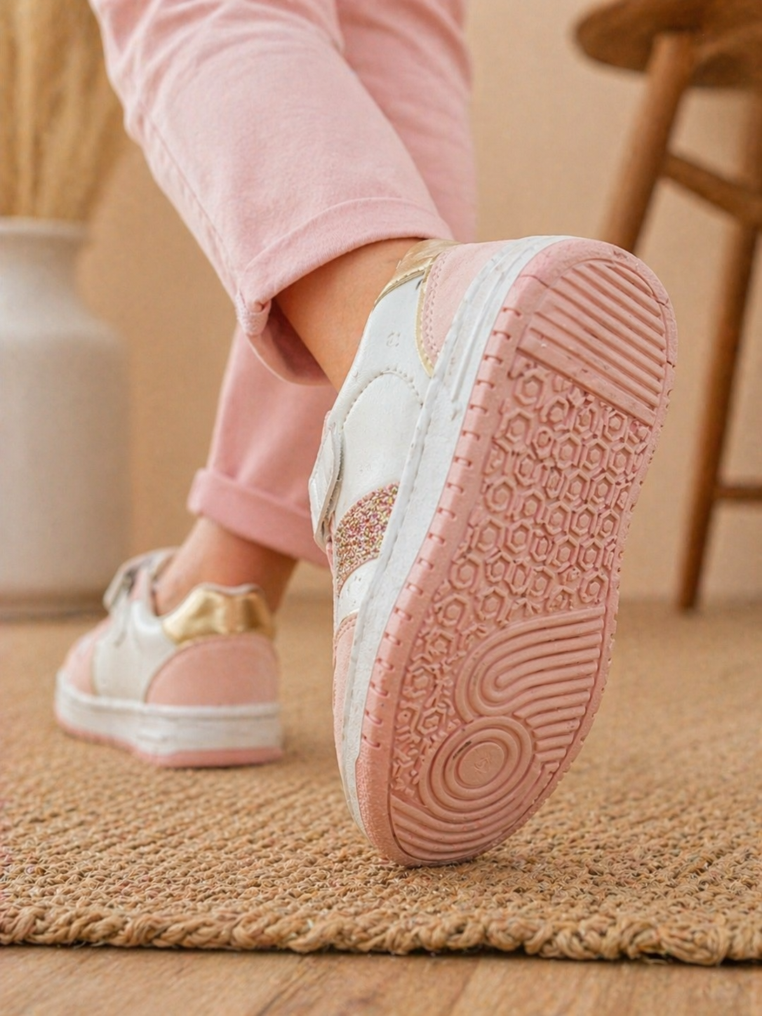 👟 سبرديلة بنات أنيقة – وردي ناعم بلمسة لامعة ✨🌸