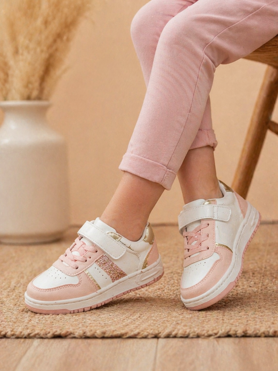 👟 سبرديلة بنات أنيقة – وردي ناعم بلمسة لامعة ✨🌸